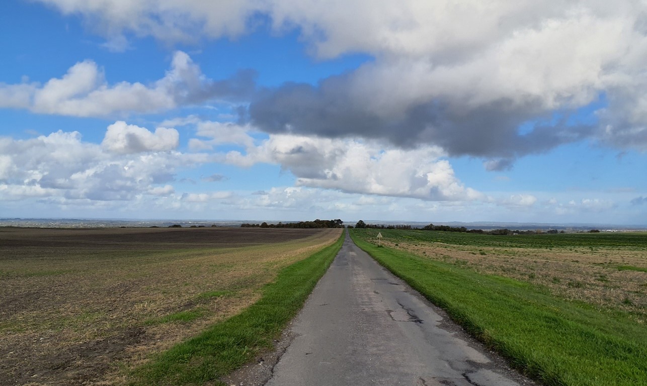 Straight, narrow roads and lanes cross the footslopes from north to south (near Seven Acre Hill)